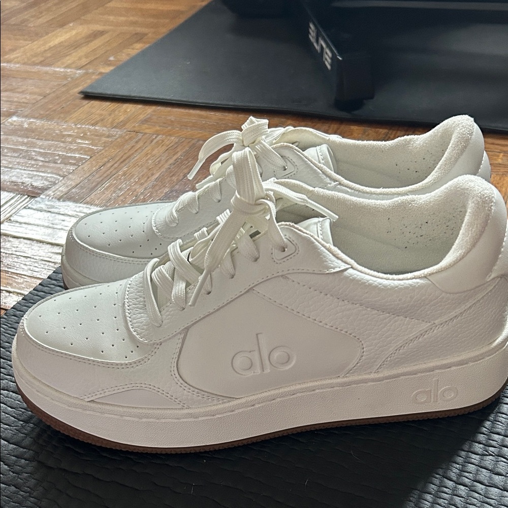 ALO Yoga Women's Classic White Sneakers size 9 women or men’s 7.5